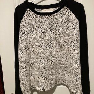 ZARAKNIT BLACK AND WHITE TOP MADE IN TURKEY SIZE LARGE